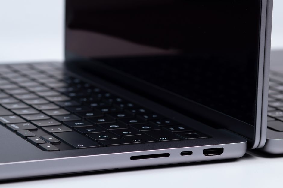 MacBook Pro M4 Max مقابل ASUS ROG Zephyrus G14 (2026): معركة العمالقة